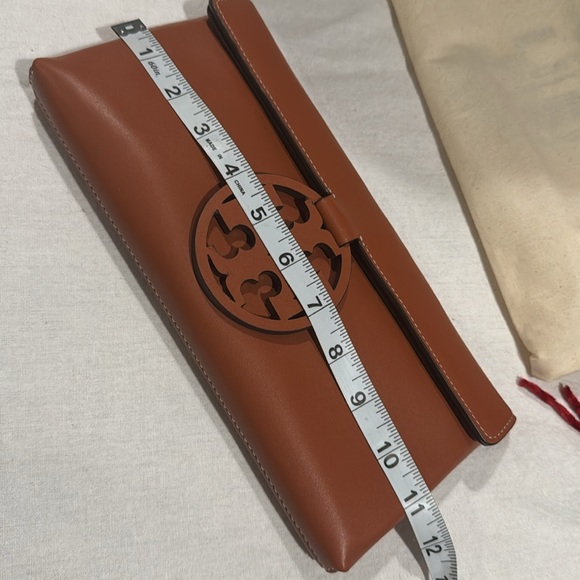Authenthic Tory Burch Miller clutch in excellent condition!! - Picture 9 of 10